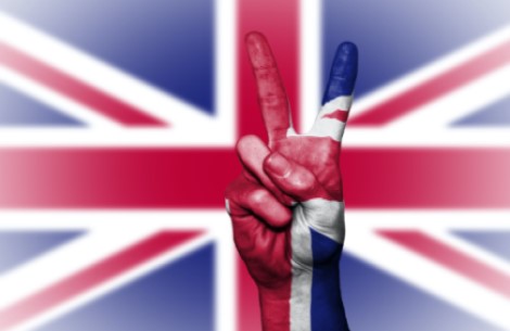 britische flagge mit peace zeichen